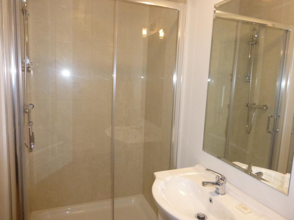 Ryan's Hotel 2*